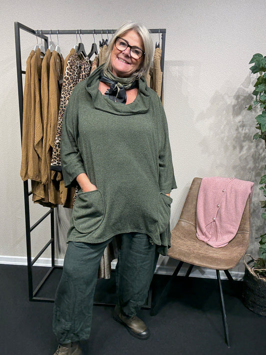 Kamilla plussize  strik i army tynd og blød kvalitet med lommer og en smart hals hvor der er en hætte på.