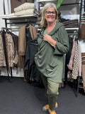 Kamilla plussize  strik i army tynd og blød kvalitet med lommer og en smart hals hvor der er en hætte på.