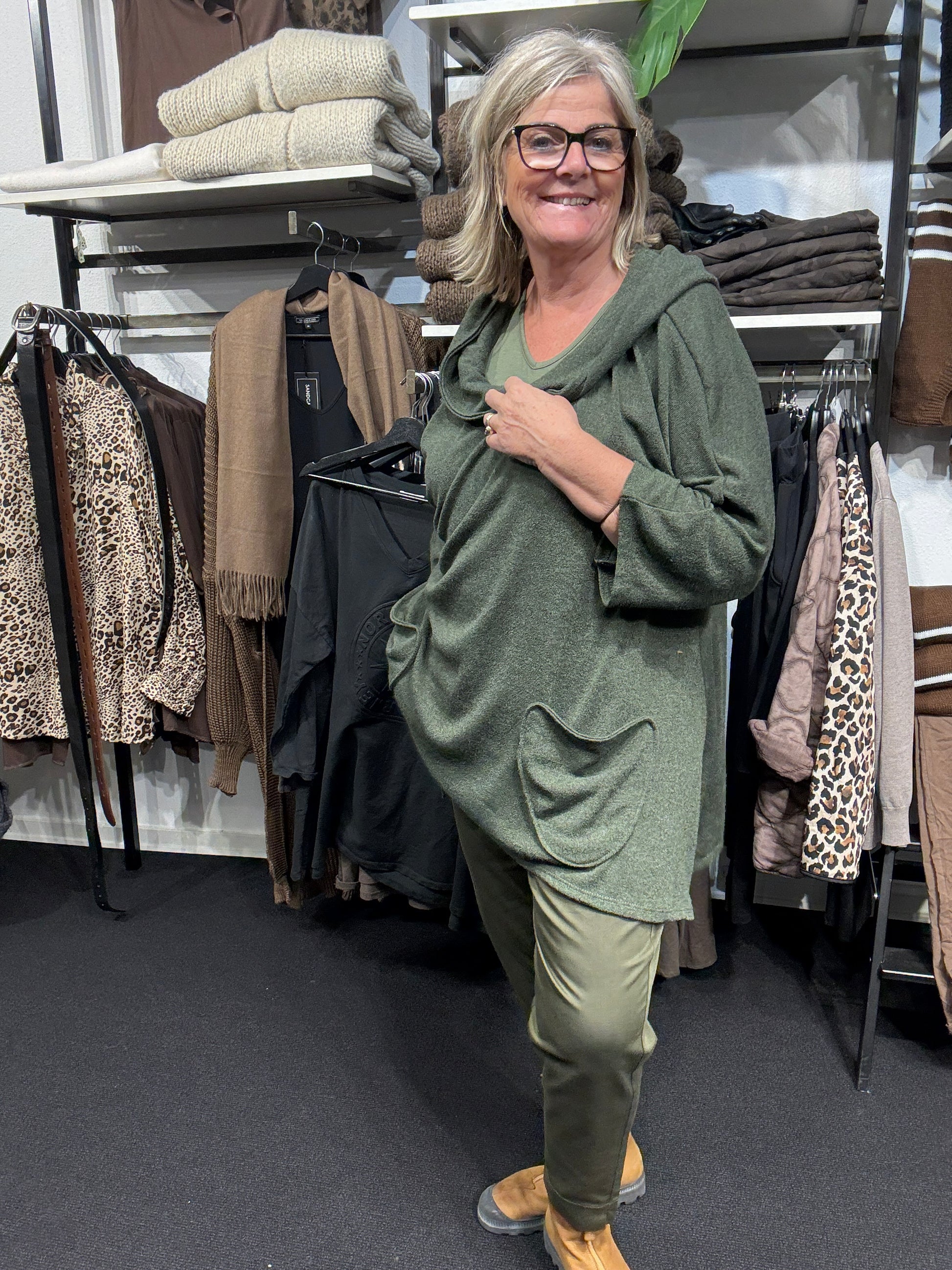 Kamilla plussize  strik i army tynd og blød kvalitet med lommer og en smart hals hvor der er en hætte på.