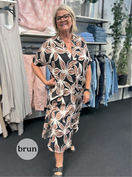 Kamma sommer kjole i sort fra sigensgaard til pluspiger