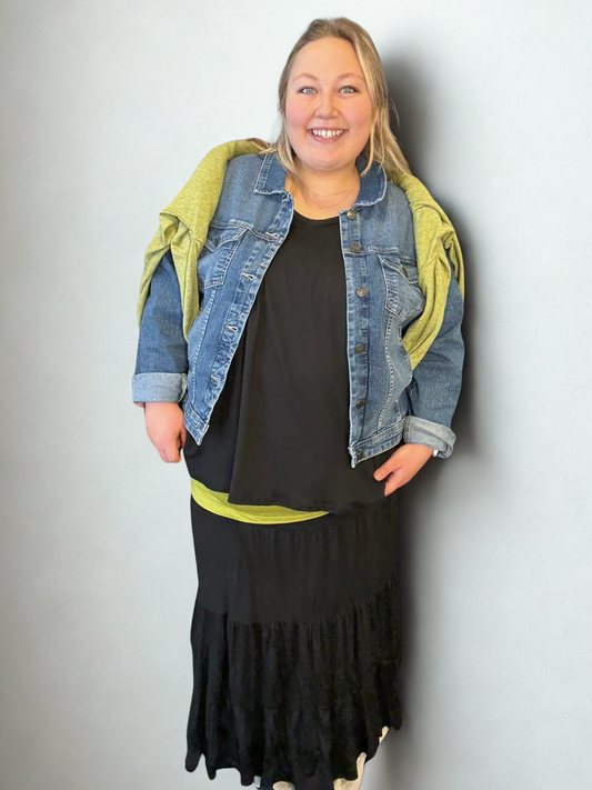 Smart maxi nederdel til plus size. Den er i den lækreste viskose kvalitet, og så går nederdelen ud i en flot a-facon.