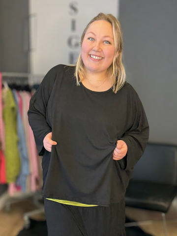 En blød og afslappet t-shirt lavet til plus size kvinder, som ønsker den ypperste komfort i en lækker kvalitet.