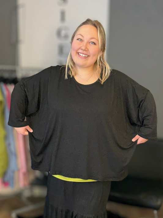 En blød og afslappet t-shirt lavet til plus size kvinder, som ønsker den ypperste komfort i en lækker kvalitet.