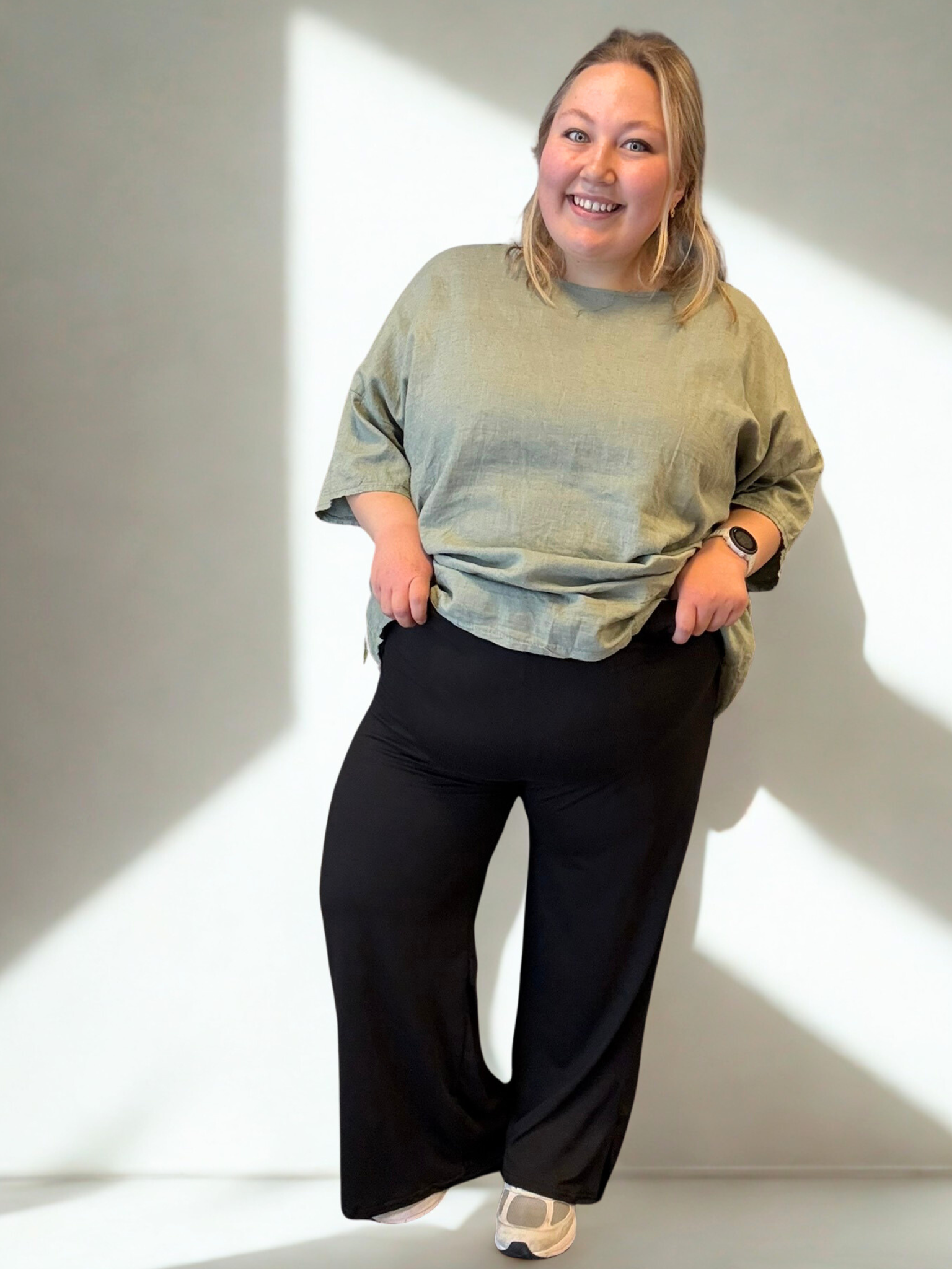 Kammi viddebuks fra Sigensgaard er lavet til plus size kvinder der ønsker en bred buks med masser af stræk i, som samtidig er i en blød kvalitet.