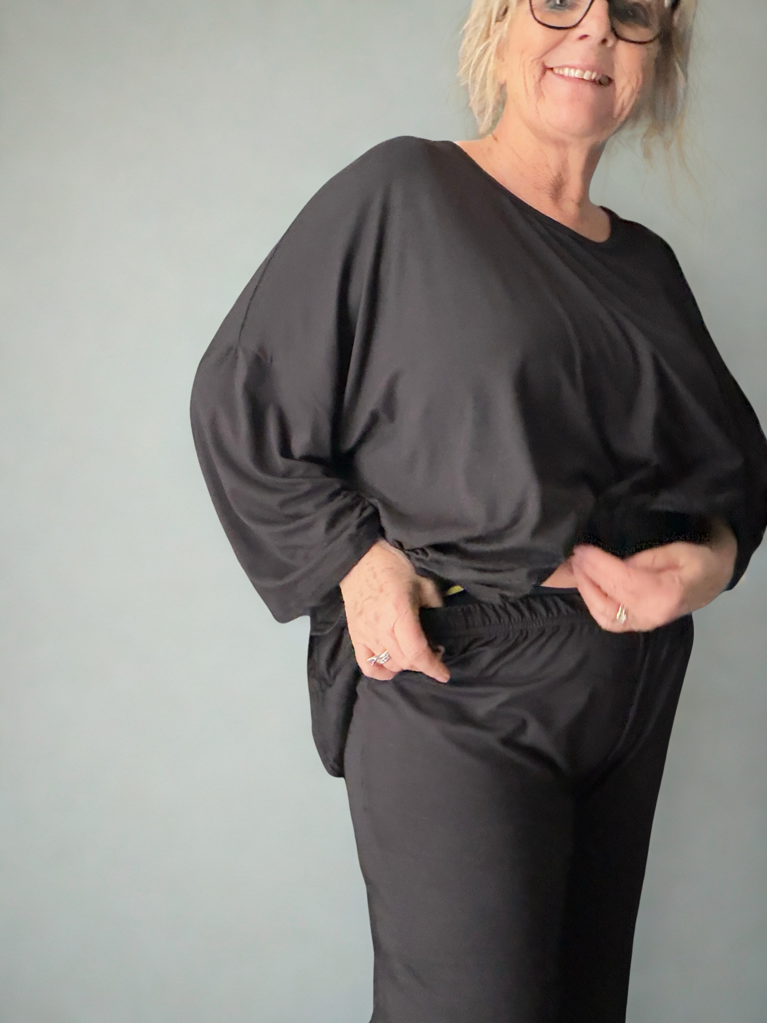 Kammi viddebuks fra Sigensgaard er lavet til plus size kvinder der ønsker en bred buks med masser af stræk i, som samtidig er i en blød kvalitet.