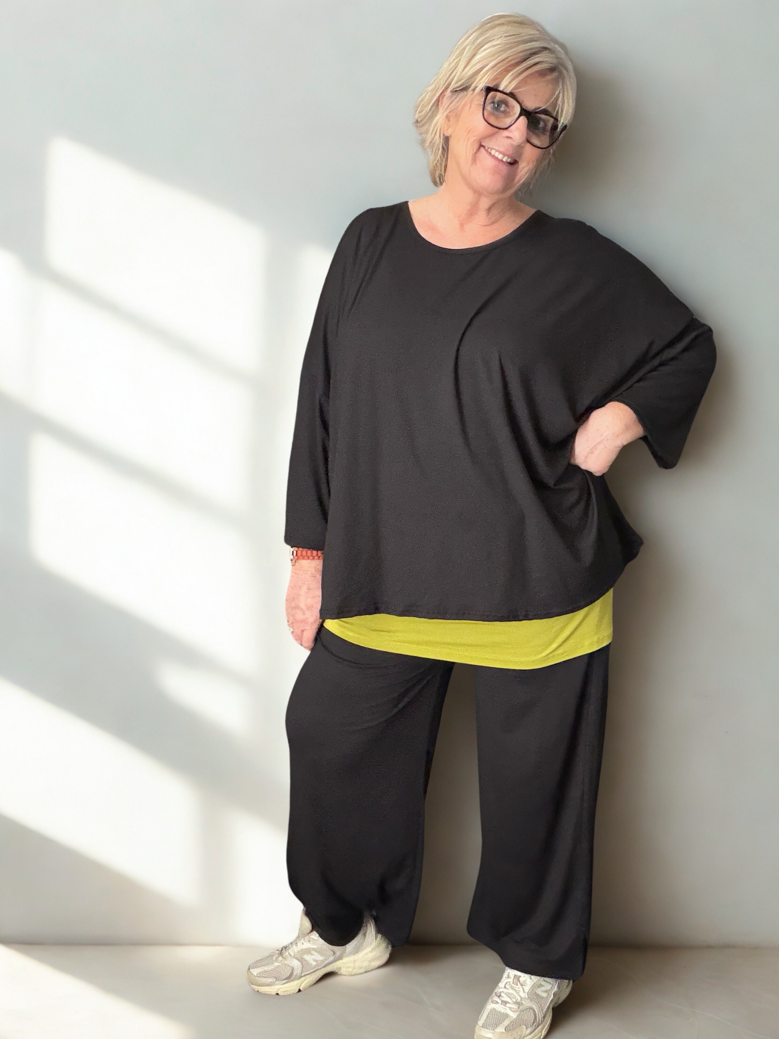 Kammi viddebuks fra Sigensgaard er lavet til plus size kvinder der ønsker en bred buks med masser af stræk i, som samtidig er i en blød kvalitet.