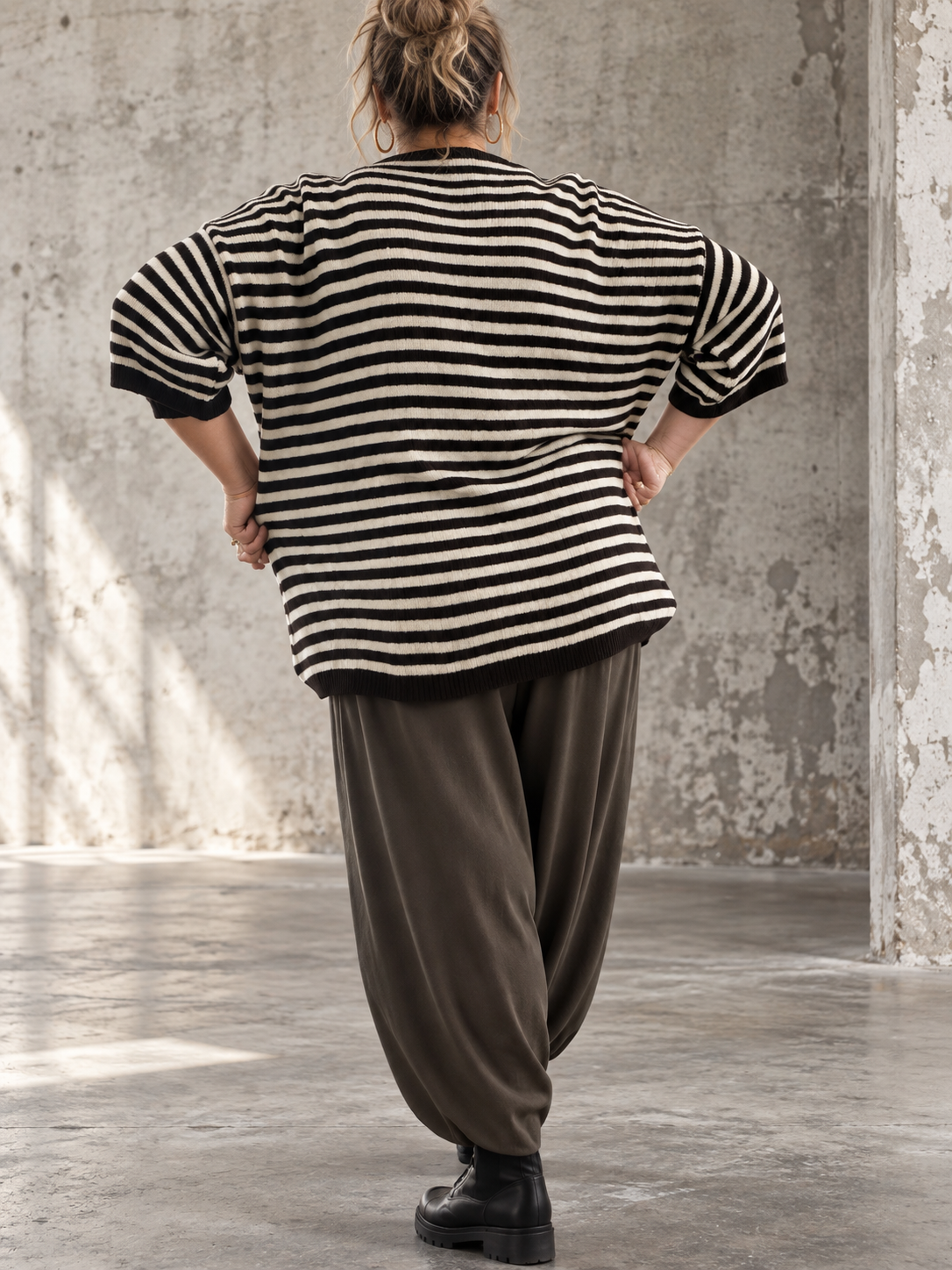 En strik bluse med striber som er fantastisk med lag-på-lag. En efterårsfavorit til plus size kvinden. 

Billedet er AI-genereret.
