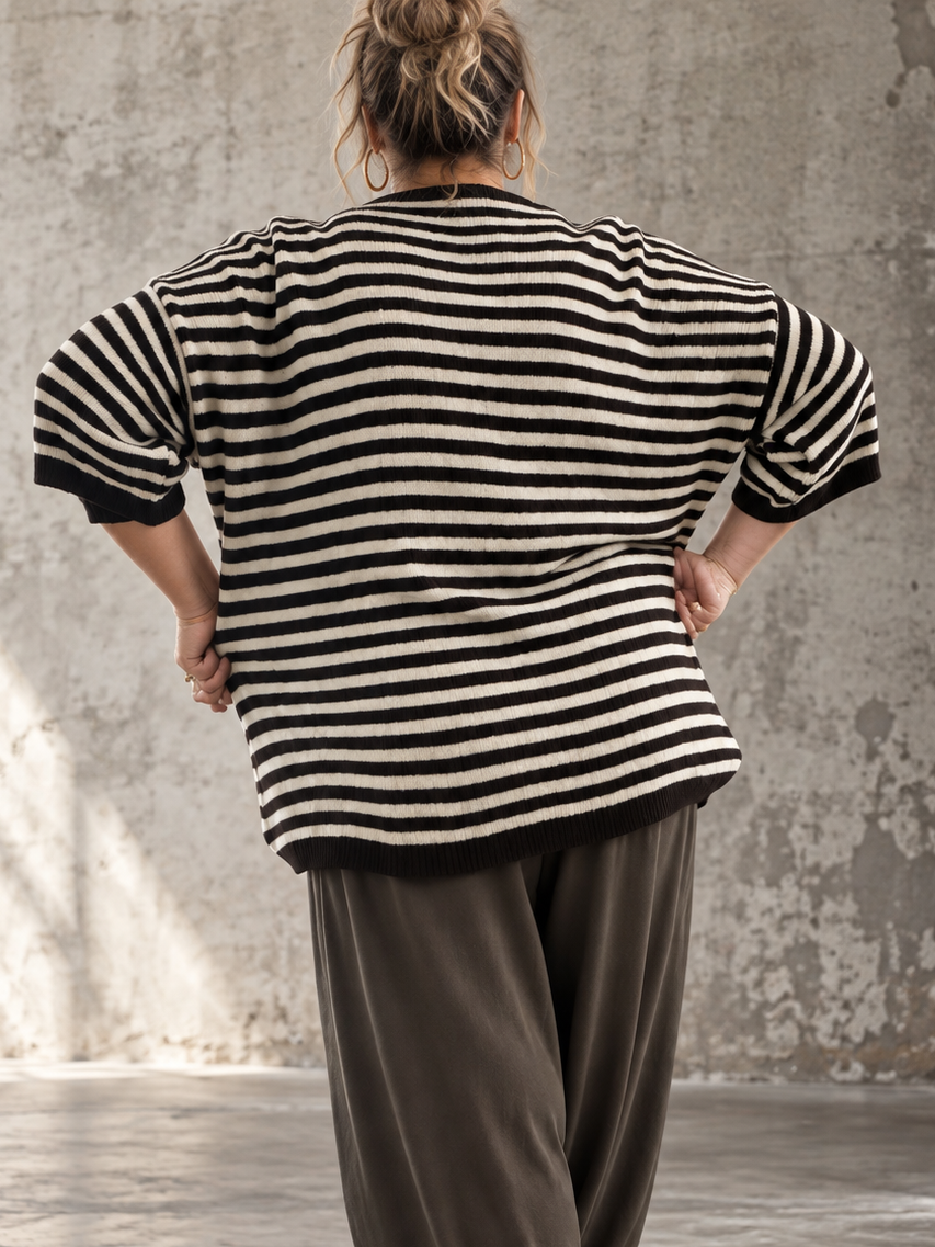 En strik bluse med striber som er fantastisk med lag-på-lag. En efterårsfavorit til plus size kvinden. 

Billedet er AI-genereret.
