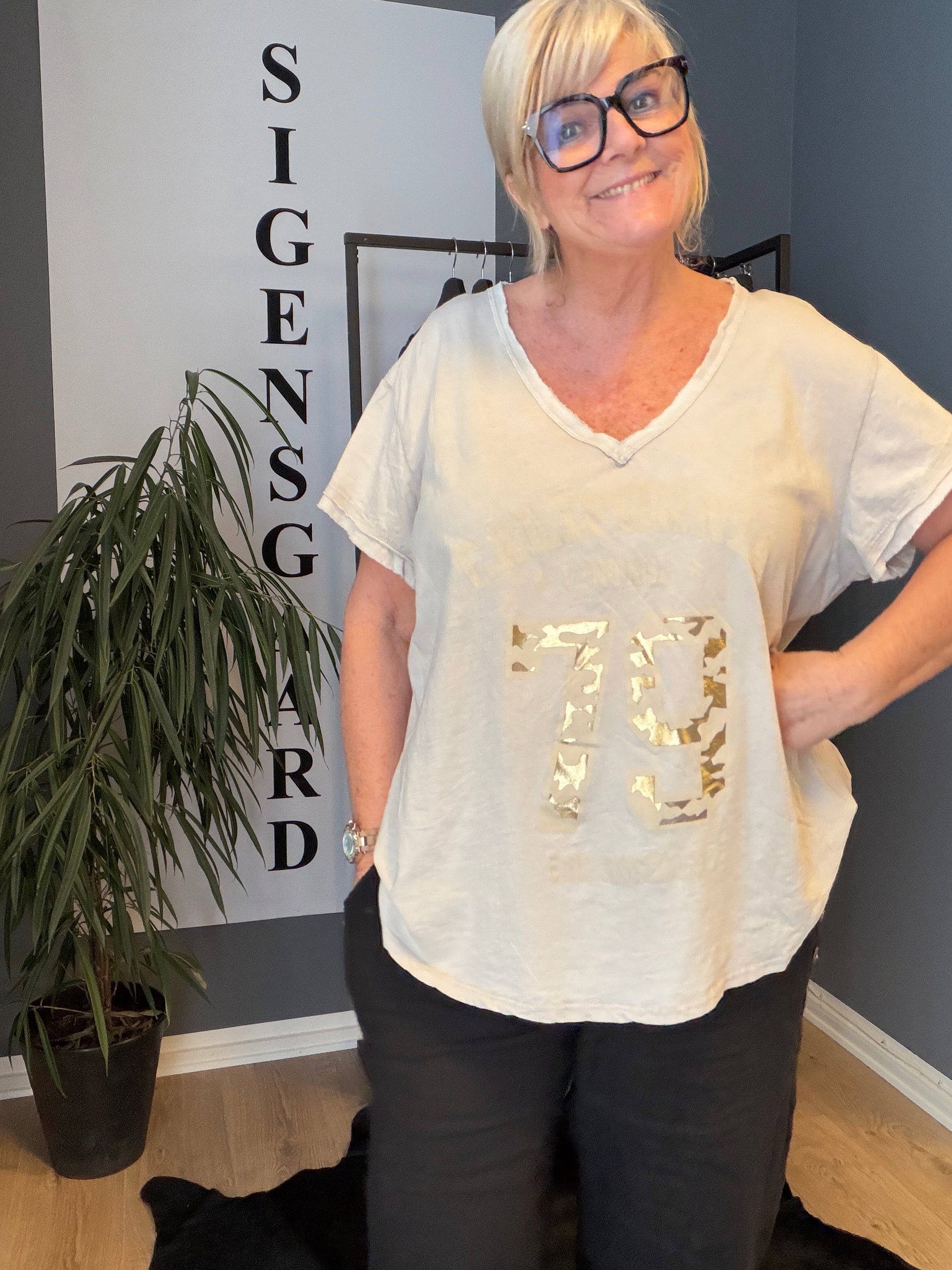 Kate T-shirt i mange farver V - hals kort ærme og med rå kanter og tryk foran.