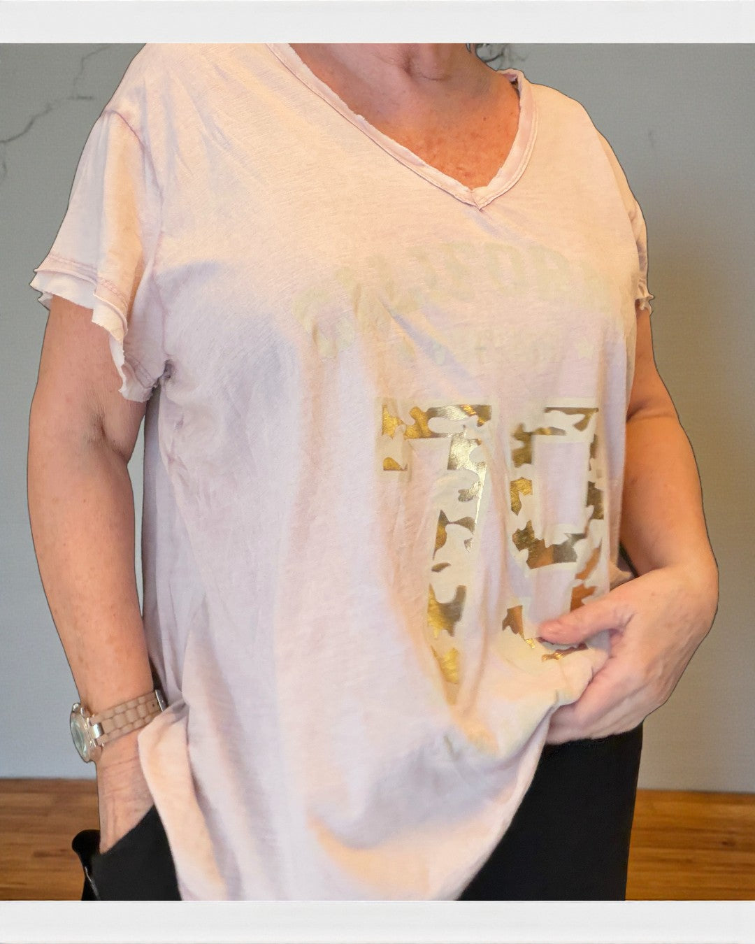 Kate T-shirt i mange farver V - hals kort ærme og med rå kanter og tryk foran.