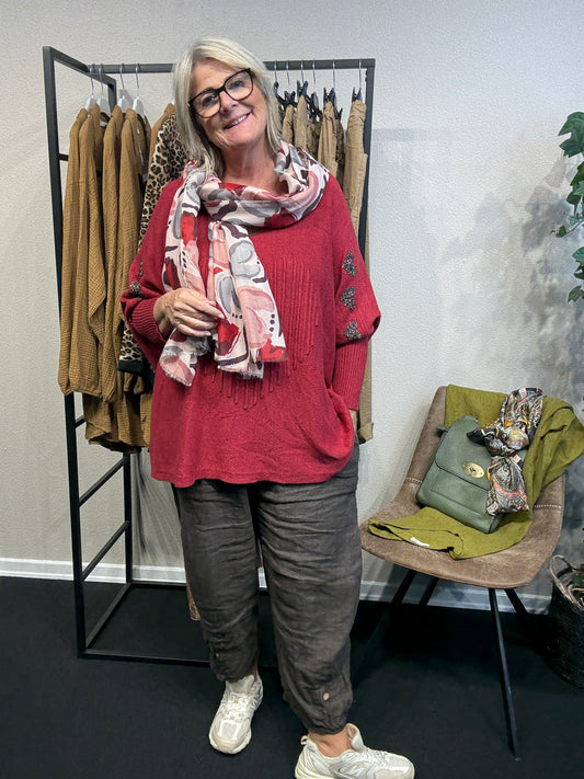 Killi plussize strik pullover i den smukke røde  farve,fåes i mange andre farver hos sigensgaard.dk