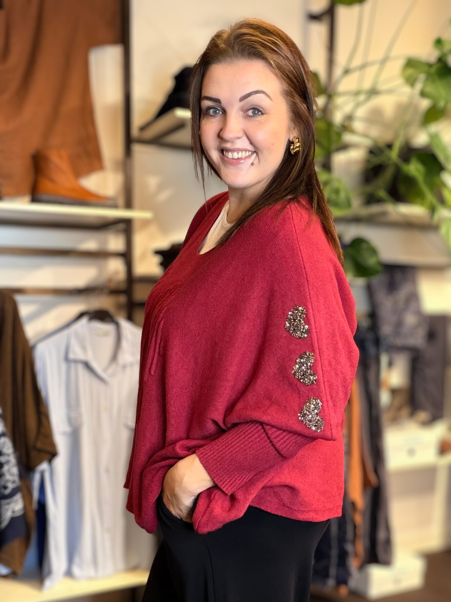 Smart strik med mange flotte detaljer. Denne model har et godt brystmål og er specielt god til plus size pigerne.