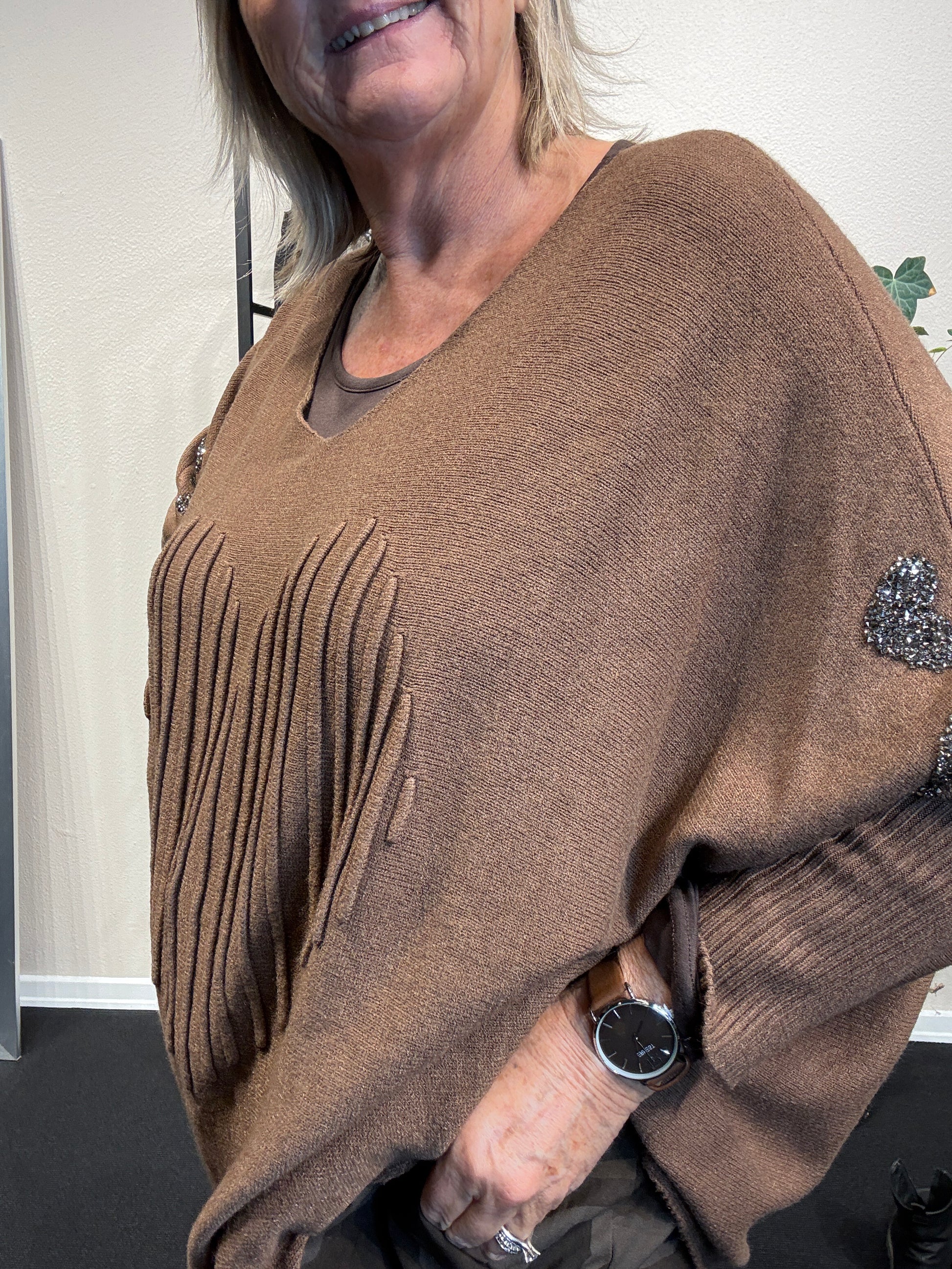 killi plussize strik pullover V-hals og med langt ærme blød dejlig strik til de kolde tider,denne strik findes i mange farver hos Sigensgaard,dk