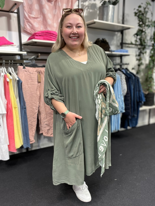 Smuk og brugbar plus size kjole, som både fungerer til hverdag og fest. Den er perfekt til plus pigen grundet den gode facon.