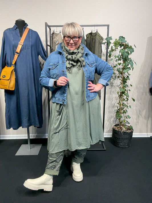 Kirsten kjolen indes altid i flere farver denne er army hvor Anette har sat den army leopold under plussize mode.