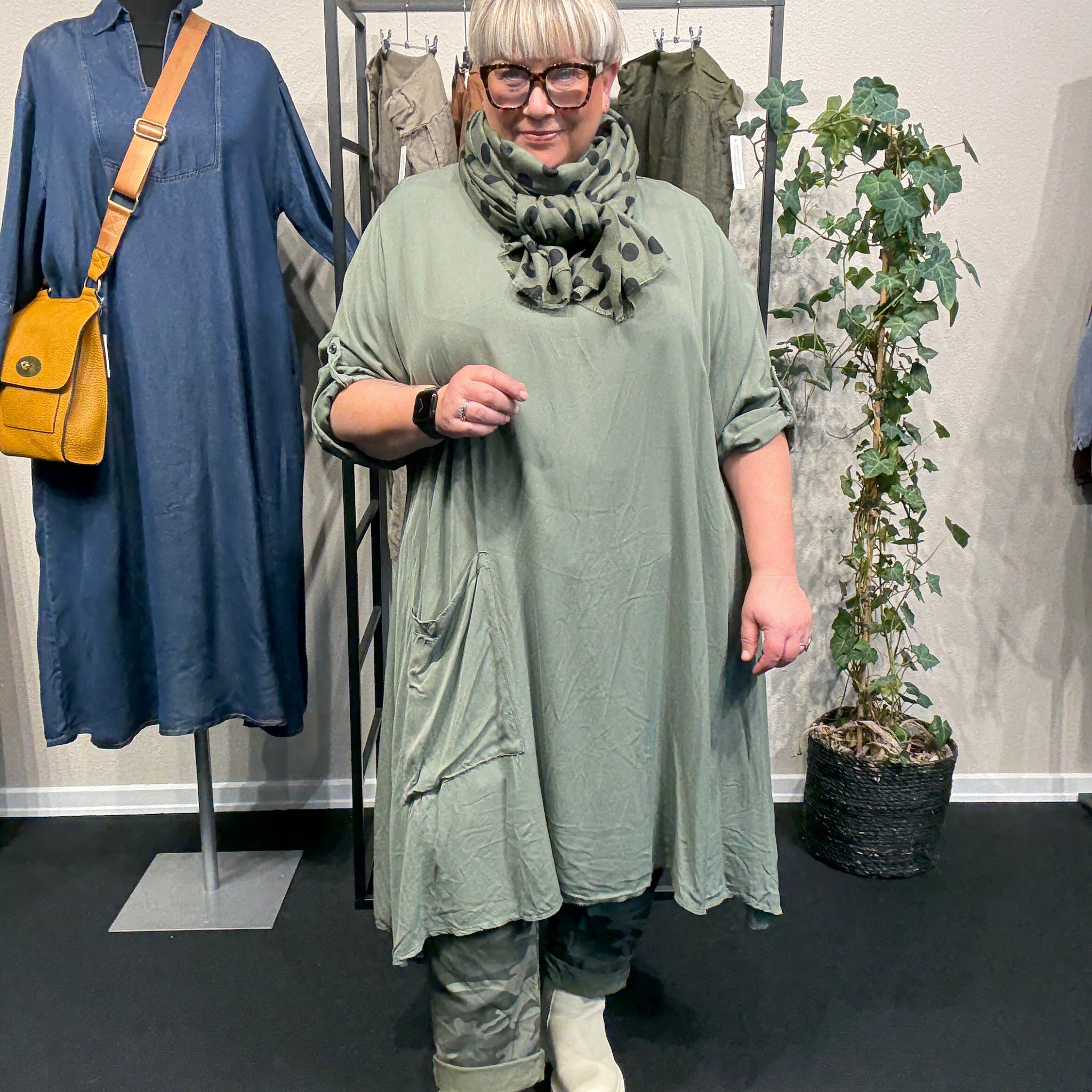 Kirsten kjolen indes altid i flere farver denne er army hvor Anette har sat den army leopold under plussize mode.