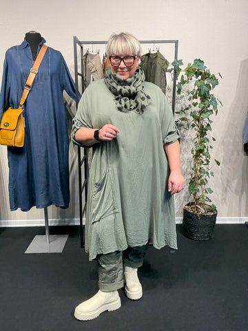 Kirsten kjolen indes altid i flere farver denne er army hvor Anette har sat den army leopold under plussize mode.