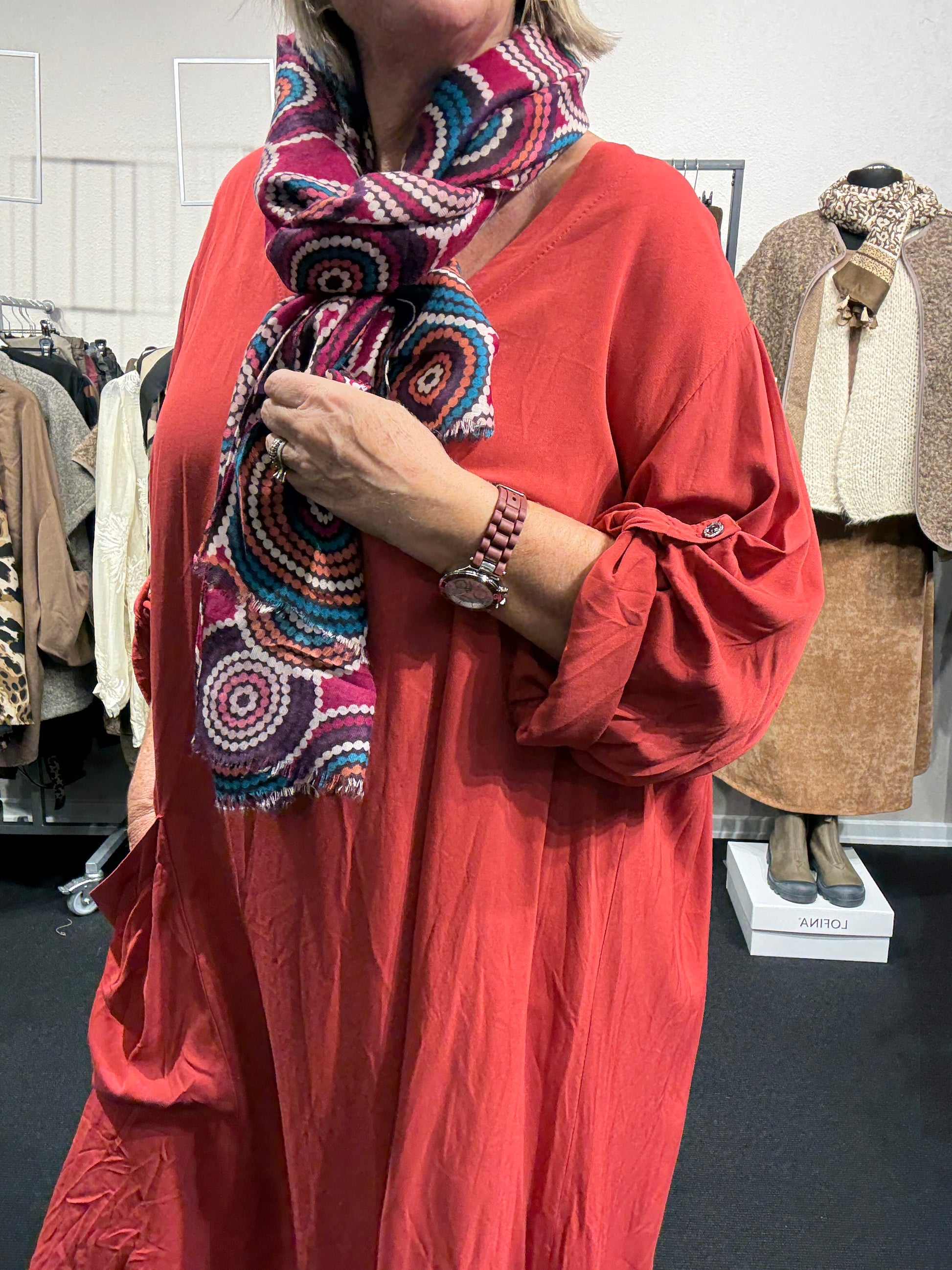 Kirsten plussiz kjole i a-facon i flot pasform dejlig blød kvalitet,Kirsten fåes som regel i flere farver da denne er en facon vi har året rundt.