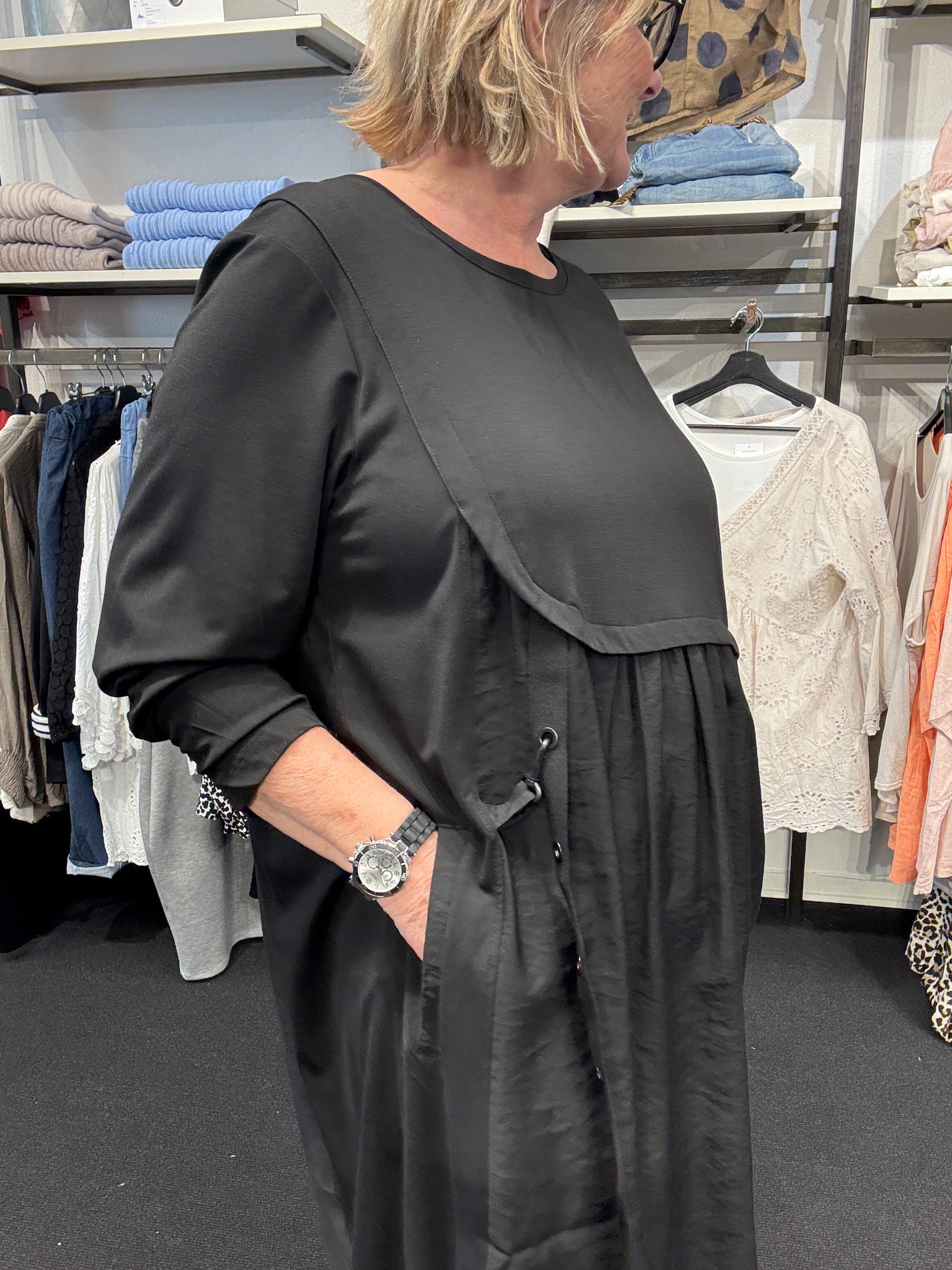 hverdag eller fest kitt plussize sort kjole hos sigensgaard