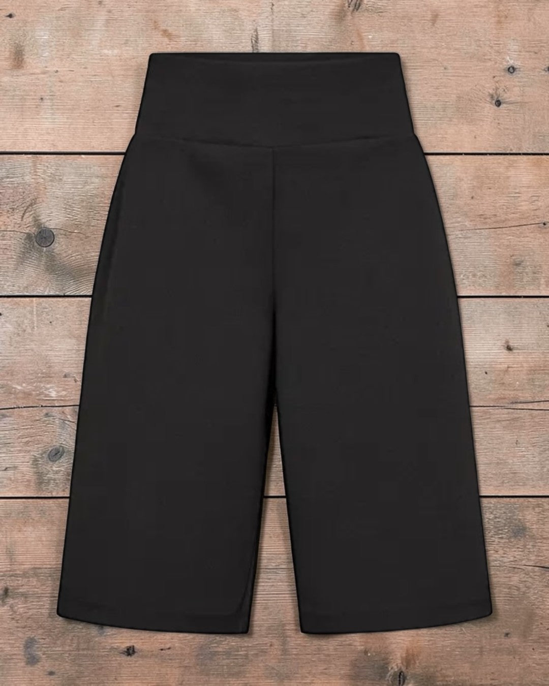 Kufa 7 shorts i sort, det er i en blød kvalitet, som du med garanti vil elske. Den fås fra str. 42 op til en str. 58.