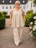 Lena A-toppen er perfekt til plus size kvinden som fyldere mere nedover mave og numse. Den er i en skøn a-facon i en lækker bomuldskvalitet. 

Billedet er genereret vha. AI-teknologi for at vise blusen på en person.