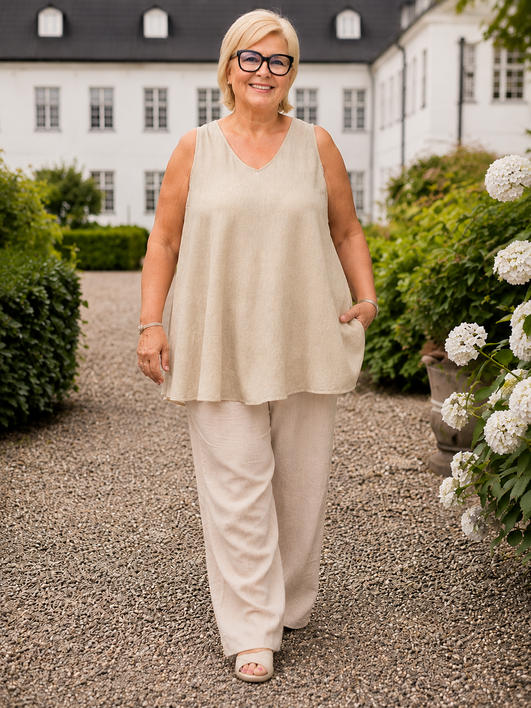 Lena A-toppen er perfekt til plus size kvinden som fyldere mere nedover mave og numse. Den er i en skøn a-facon i en lækker bomuldskvalitet. 

Billedet er genereret vha. AI-teknologi for at vise blusen på en person.