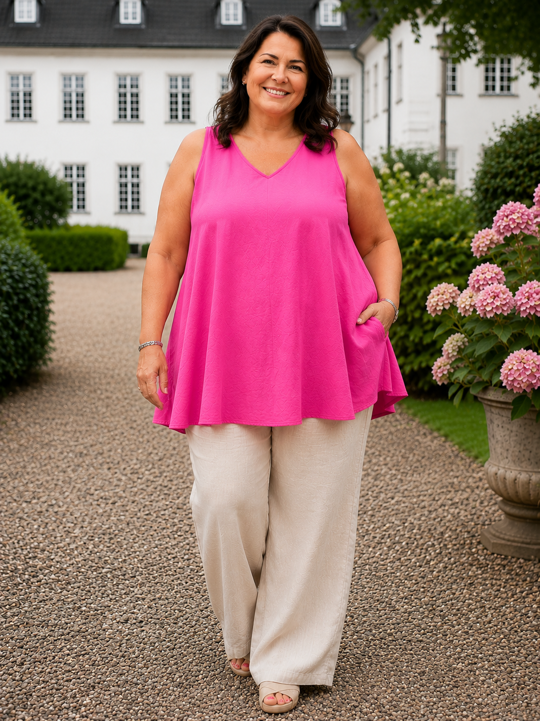 Lena A-toppen er perfekt til plus size kvinden som fyldere mere nedover mave og numse. Den er i en skøn a-facon i en lækker bomuldskvalitet. 

Billedet er genereret vha. AI-teknologi for at vise blusen på en person.