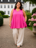 Lena A-toppen er perfekt til plus size kvinden som fyldere mere nedover mave og numse. Den er i en skøn a-facon i en lækker bomuldskvalitet. 

Billedet er genereret vha. AI-teknologi for at vise blusen på en person.