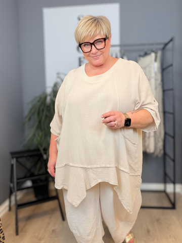Smart tunika i en lækker bladningskvalitet af bomuld og hør. Denne model er specielt god til plus size kvinde kroppen, grundet den gode facon.
