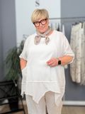 Smart tunika i en lækker bladningskvalitet af bomuld og hør. Denne model er specielt god til plus size kvinde kroppen, grundet den gode facon.