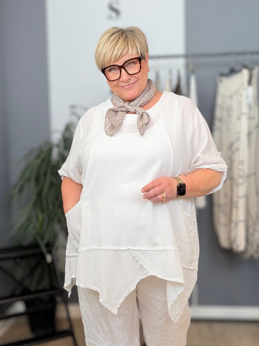 Smart tunika i en lækker bladningskvalitet af bomuld og hør. Denne model er specielt god til plus size kvinde kroppen, grundet den gode facon.