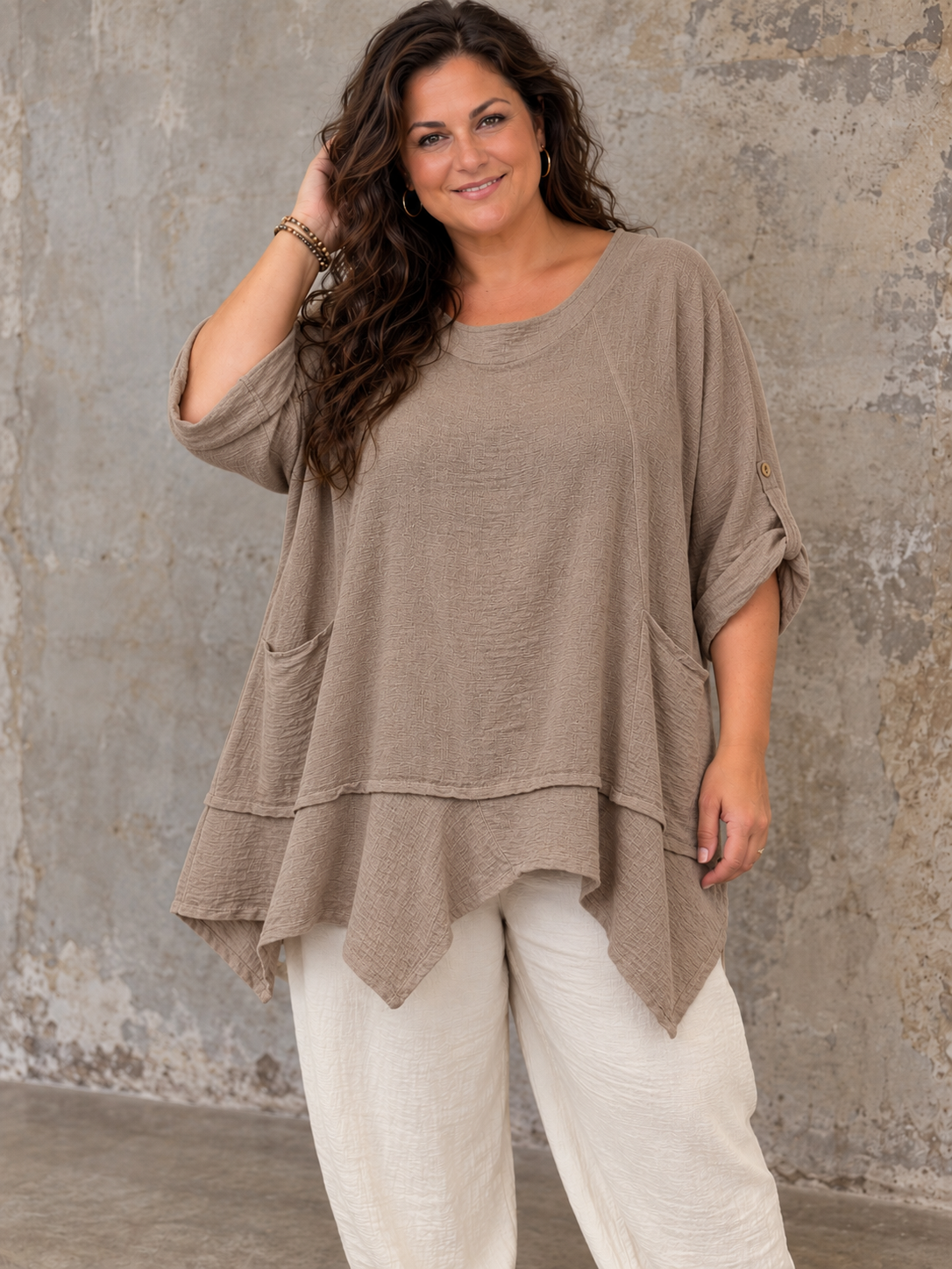 Lena Plus Size tunika i blød og let kvalitet med en flot, afslappet pasform. Tunikaen har rund hals, korte ærmer med opsmøg, praktiske lommer og en asymmetrisk kant, der falder smukt. Den løse facon gør den behagelig at have på og nem at style med både bukser, shorts og leggings. Fås i flere flotte farver og passer perfekt til plus size kvinder, der ønsker komfort og moderne stil.ai generet billed.