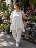 Smart tunika i en lækker bladningskvalitet af bomuld og hør. Denne model er specielt god til plus size kvinde kroppen, grundet den gode facon.

Billedet er genereret vha. AI.