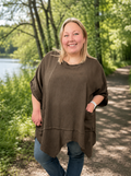 Smart tunika i en lækker bladningskvalitet af bomuld og hør. Denne model er specielt god til plus size kvinde kroppen, grundet den gode facon.

Baggrunden er genereret vha. AI-teknologi.