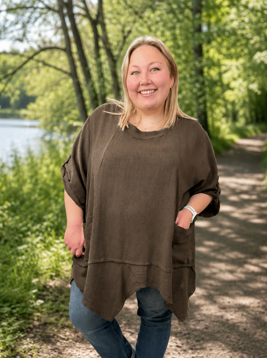Smart tunika i en lækker bladningskvalitet af bomuld og hør. Denne model er specielt god til plus size kvinde kroppen, grundet den gode facon.

Baggrunden er genereret vha. AI-teknologi.