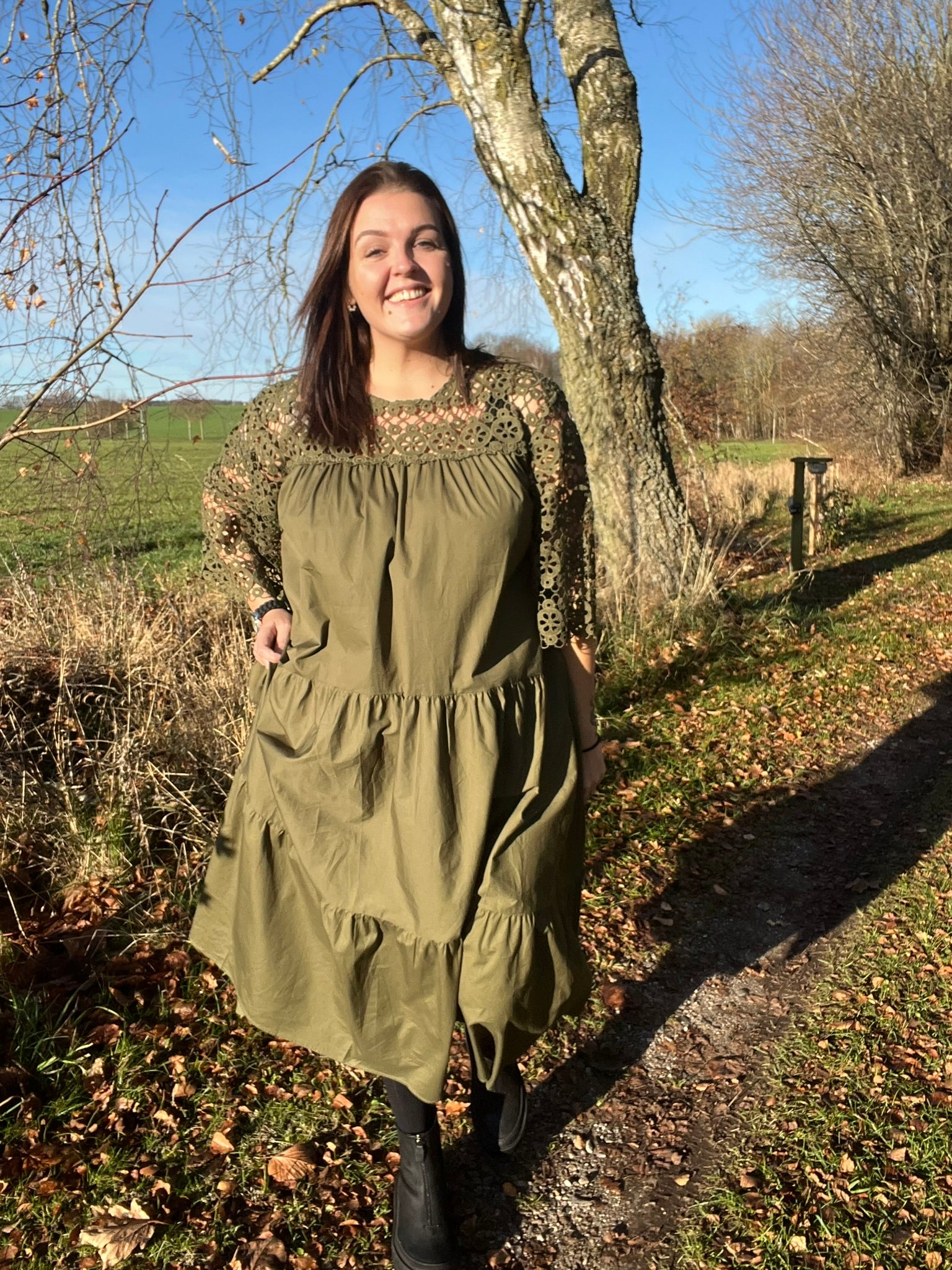 Lang plus size kjole i en skøn facon, som som er specielt god til dig som fylder nedover mave og rumpen. 