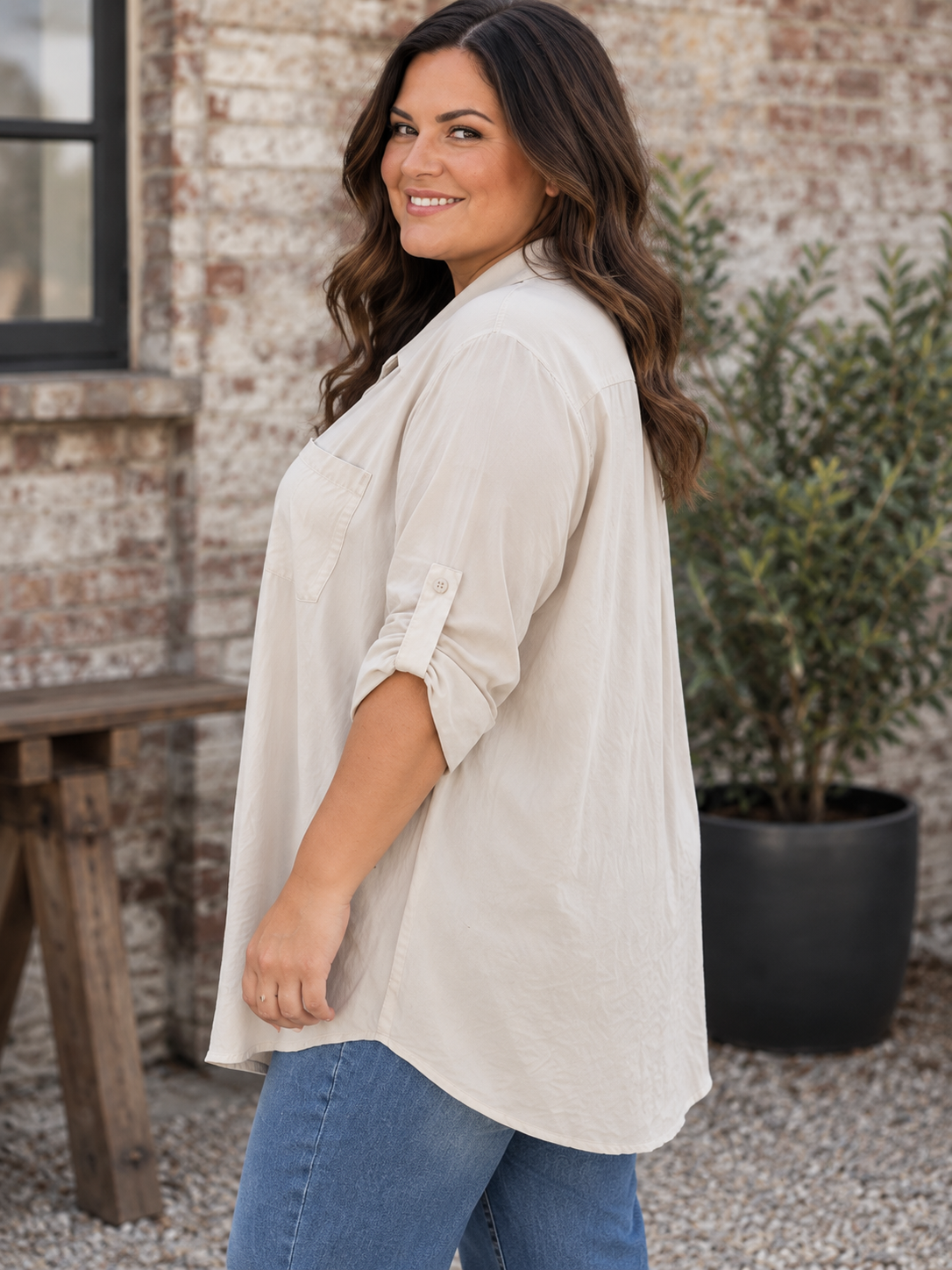 Lækker og kraftig skjorte i en blød tencel-kvalitet. Skjorten er lavet med omtanke for plus size kroppen, og er derfor god til de fleste plus size kvinder. Den er gennemknappet og kan bruges både åben og lukket. Der er elevatorhejs, så man selv kan bestemme længde på ærmet. 

Billedet er genereret vha. AI-teknologi. 