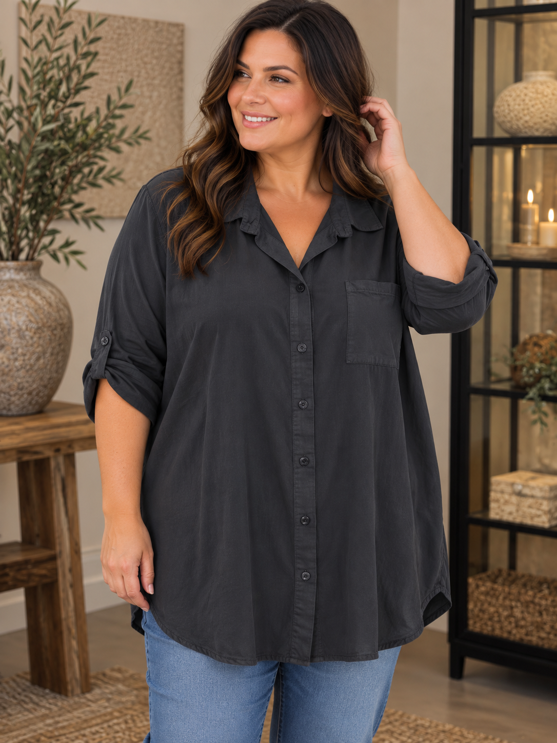 Lækker og kraftig skjorte i en blød tencel-kvalitet. Skjorten er lavet med omtanke for plus size kroppen, og er derfor god til de fleste plus size kvinder. Den er gennemknappet og kan bruges både åben og lukket. Der er elevatorhejs, så man selv kan bestemme længde på ærmet. 

Billedet er genereret vha. AI-teknologi. 