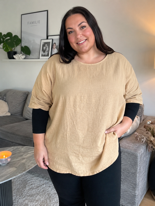 Linda ny er en hør/viskose tunika med en dejlig pasform. 

Billedet er genereret vha. AI-teknologi for at vise tunikaen på en person. 