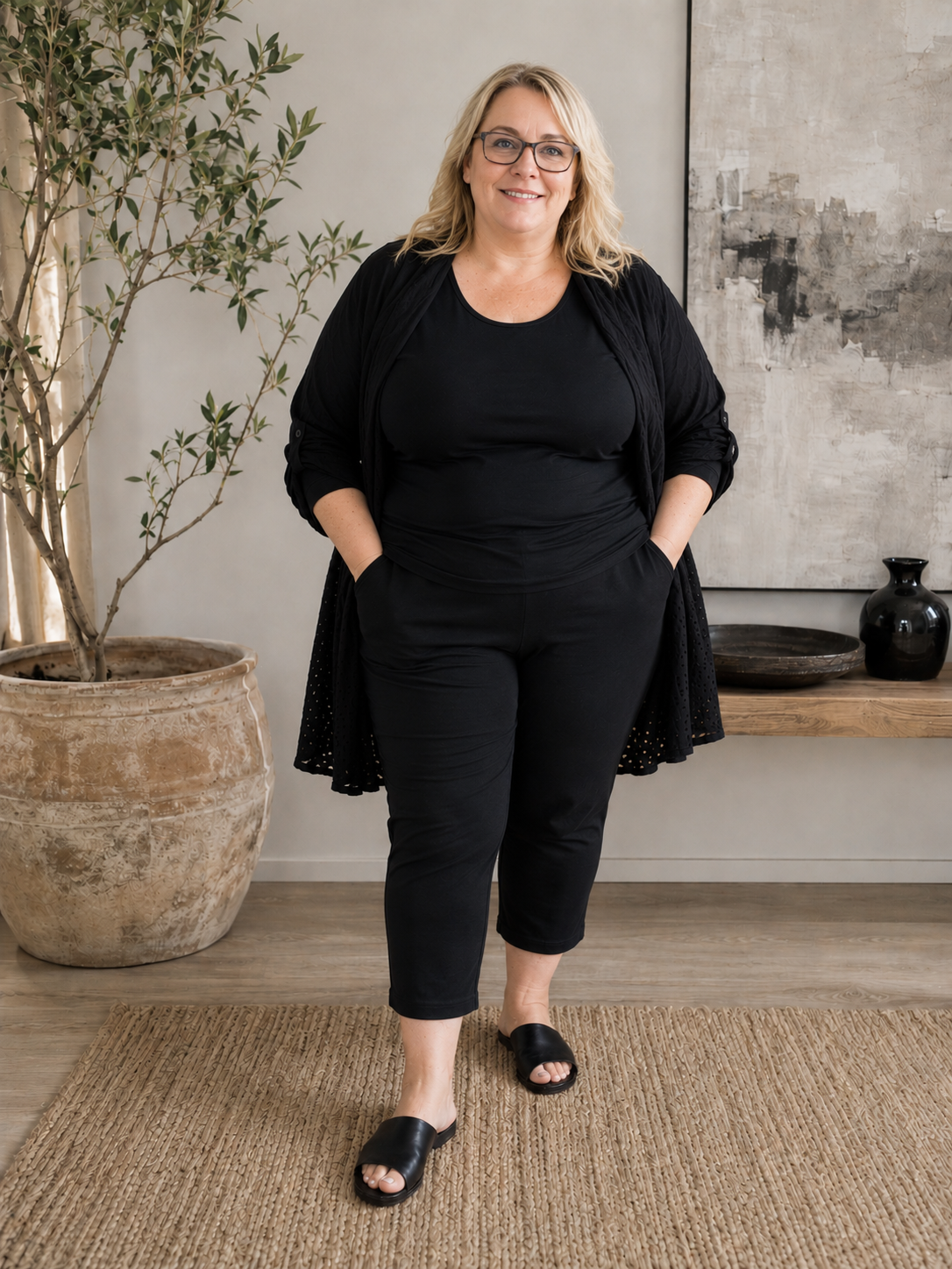 Smart stumpebuks som er kraftige og dejlige at ha' på hele dagen. Perfekt til plus size kvinden som ikke er til de helt tætsiddende bukser. 

Billedet er genereret vha. AI.