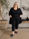 Smart stumpebuks som er kraftige og dejlige at ha' på hele dagen. Perfekt til plus size kvinden som ikke er til de helt tætsiddende bukser. 

Billedet er genereret vha. AI.