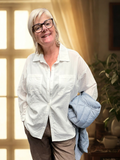 Hvid basis skjorte perfekt til plus size kvinden der ønsker en tidløs overdel. Vi elsker denne da den er gennemknappet og derfor kan bruges både åbent og lukket. 