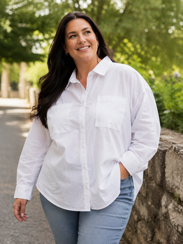 Hvid basis skjorte perfekt til plus size kvinden der ønsker en tidløs overdel. Vi elsker denne da den er gennemknappet og derfor kan bruges både åbent og lukket. 

Billedet er genereret vha. AI.