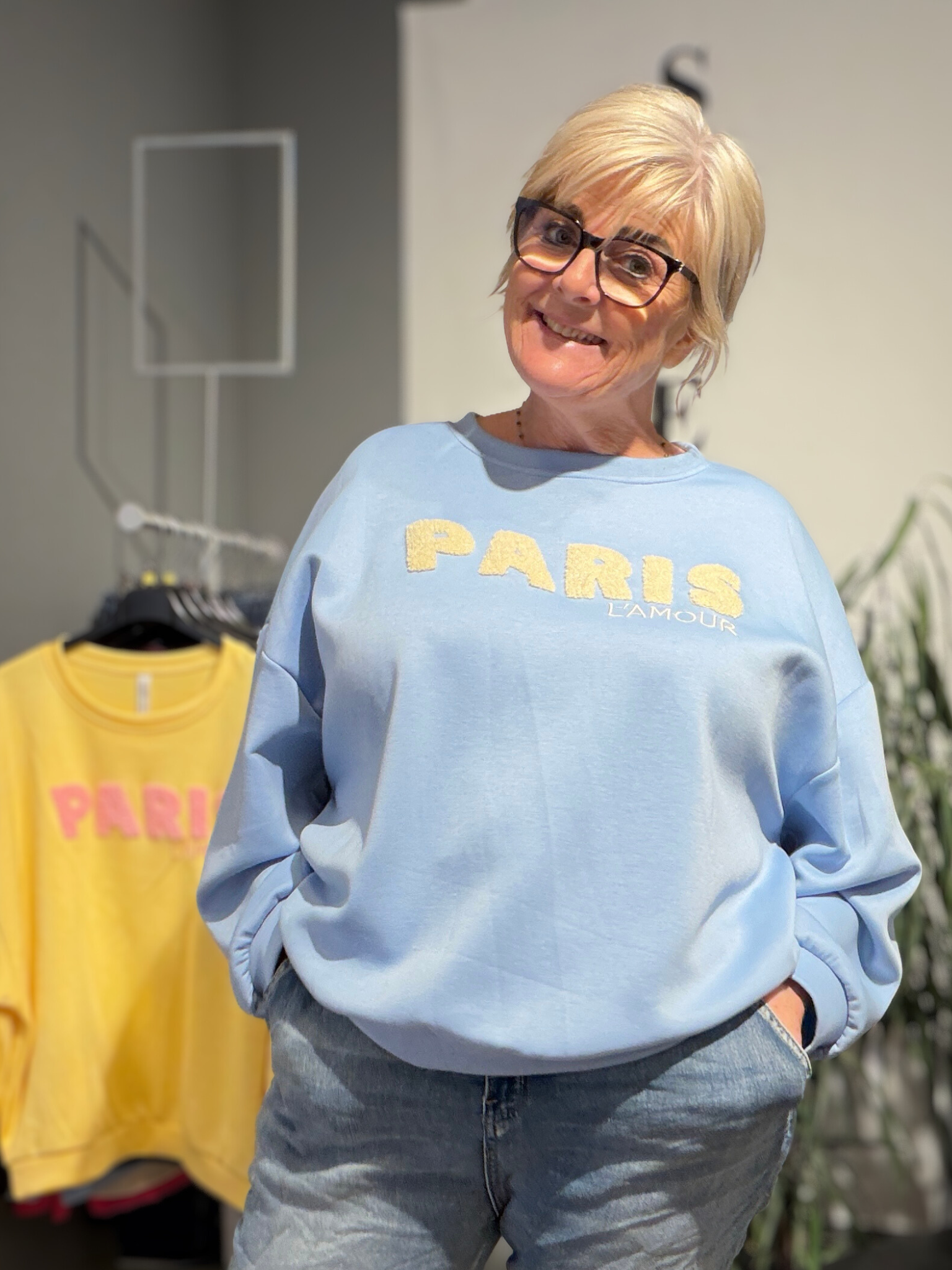 Blød og stretchy sweatshirt med rund hals, lange ærmer og flot print på fronten – behagelig model til både hverdag og afslapning.