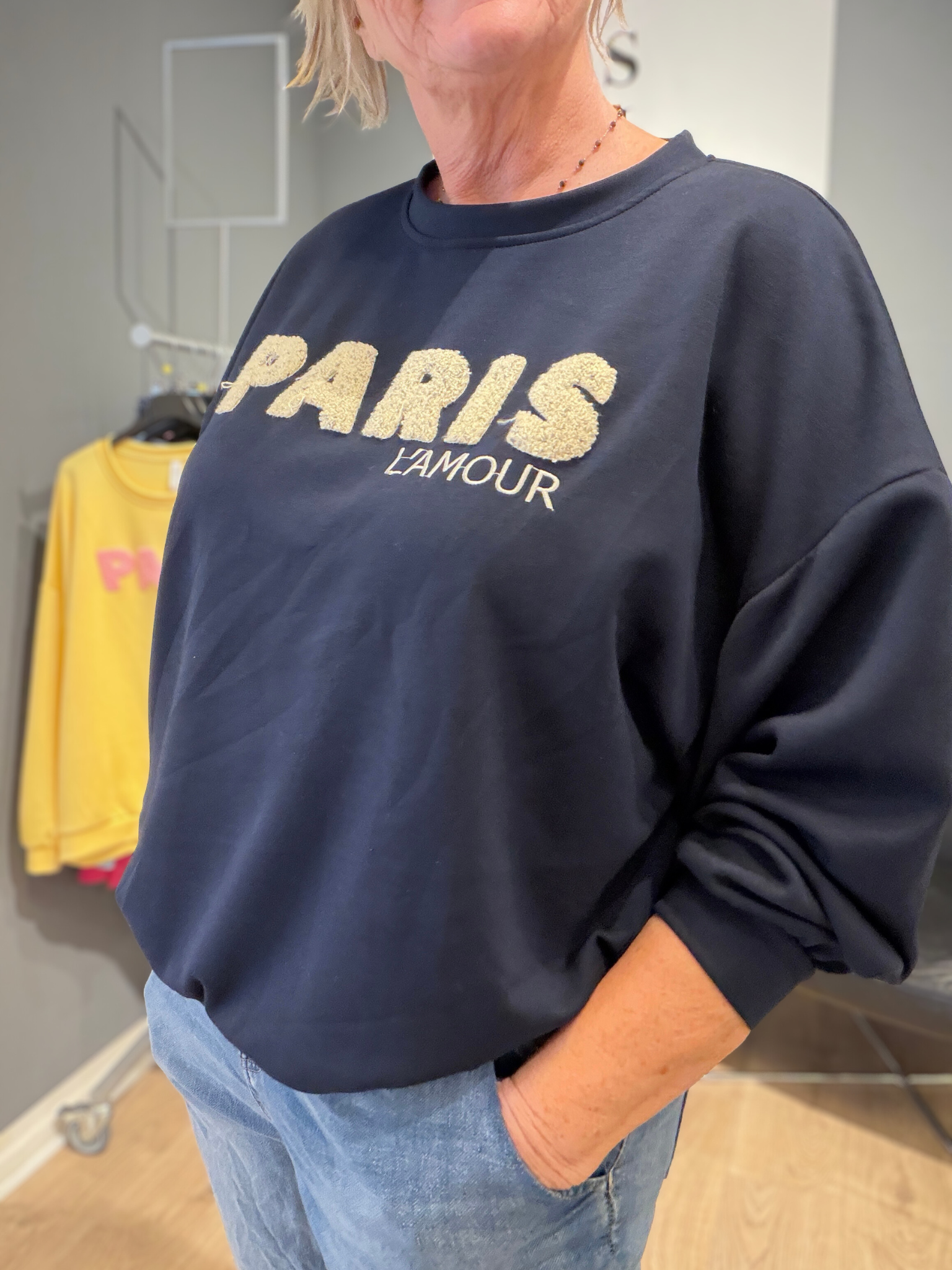 Blød og stretchy sweatshirt med rund hals, lange ærmer og flot print på fronten – behagelig model til både hverdag og afslapning.