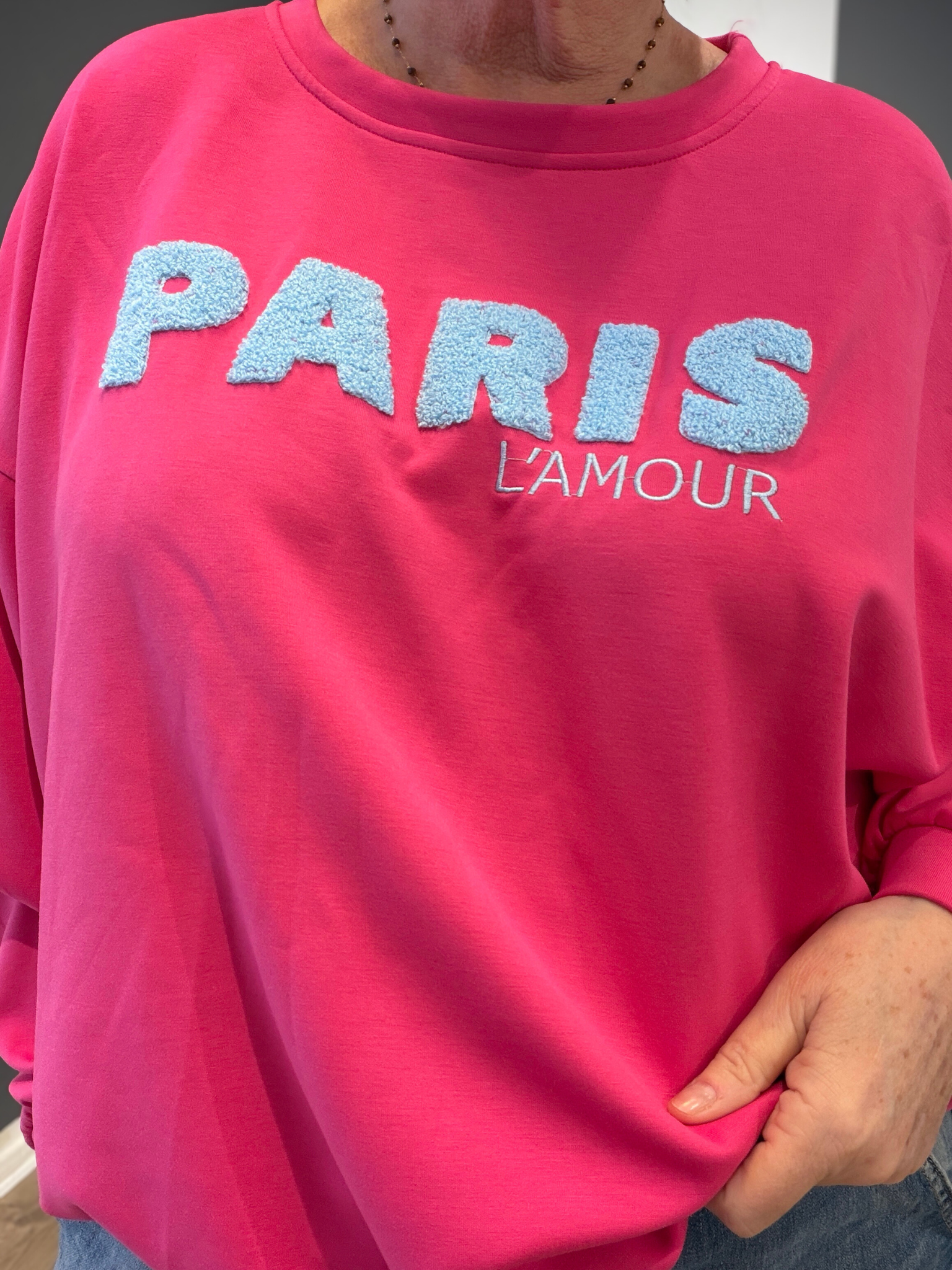 Blød og stretchy sweatshirt med rund hals, lange ærmer og flot print på fronten – behagelig model til både hverdag og afslapning.