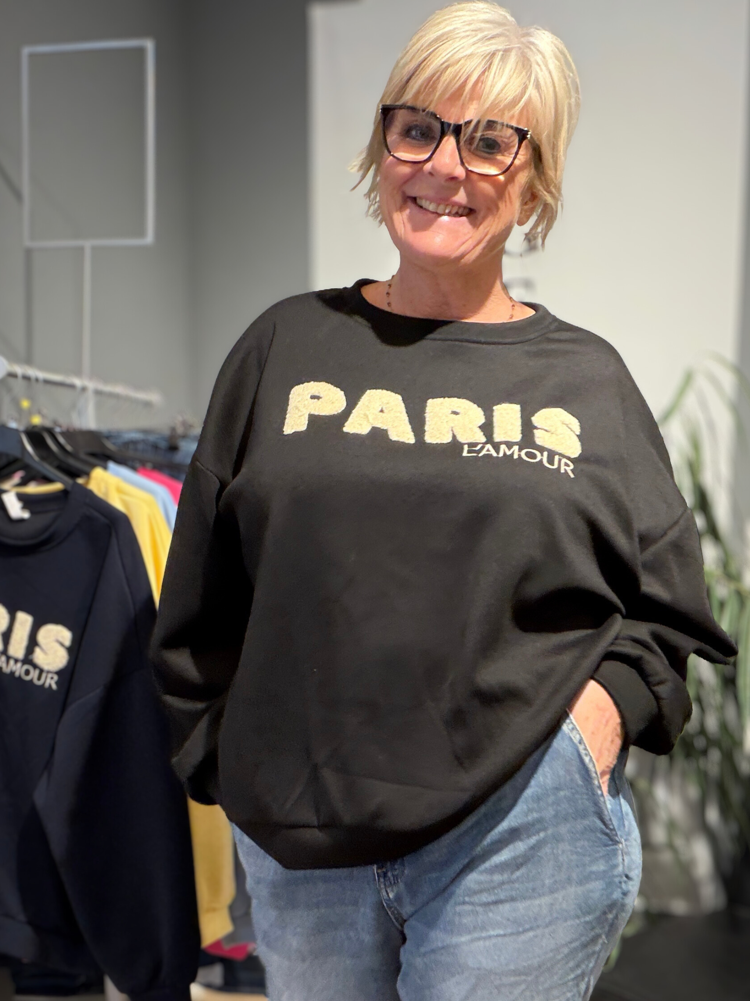 Blød og stretchy sweatshirt med rund hals, lange ærmer og flot print på fronten – behagelig model til både hverdag og afslapning.