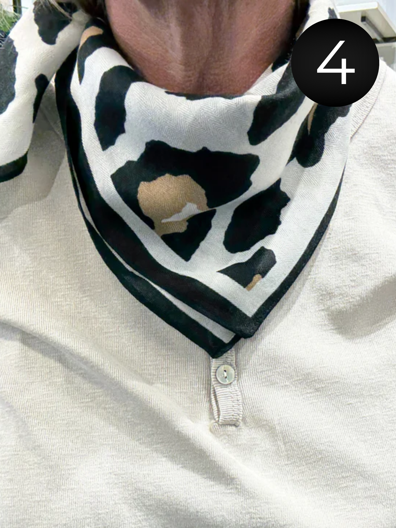 Smart viskose tørklæde som er perfekt til at give dit sæt lidt ekstra pynt.