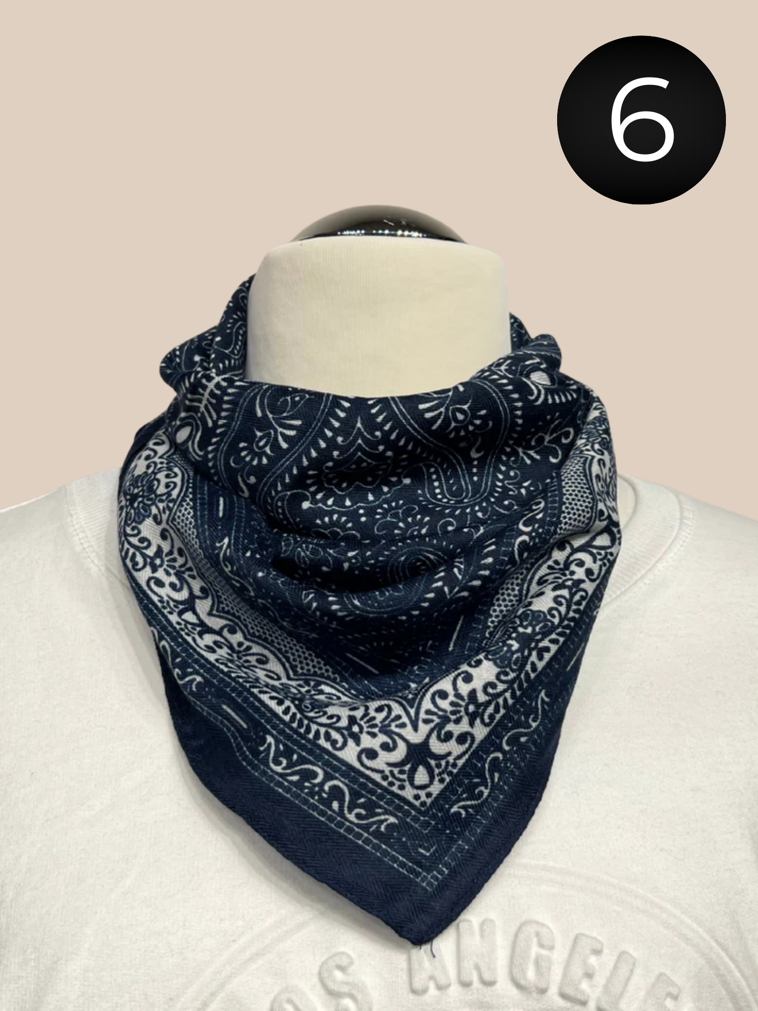 Smart viskose tørklæde som er perfekt til at give dit sæt lidt ekstra pynt.