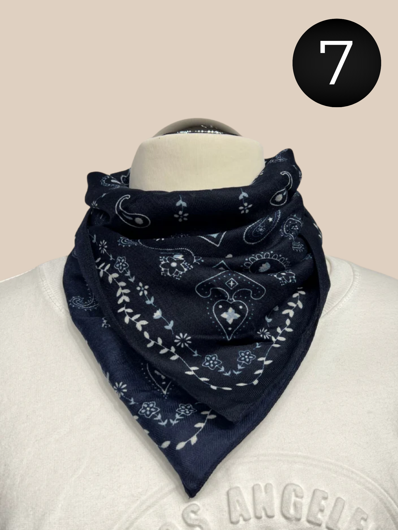 Smart viskose tørklæde som er perfekt til at give dit sæt lidt ekstra pynt.